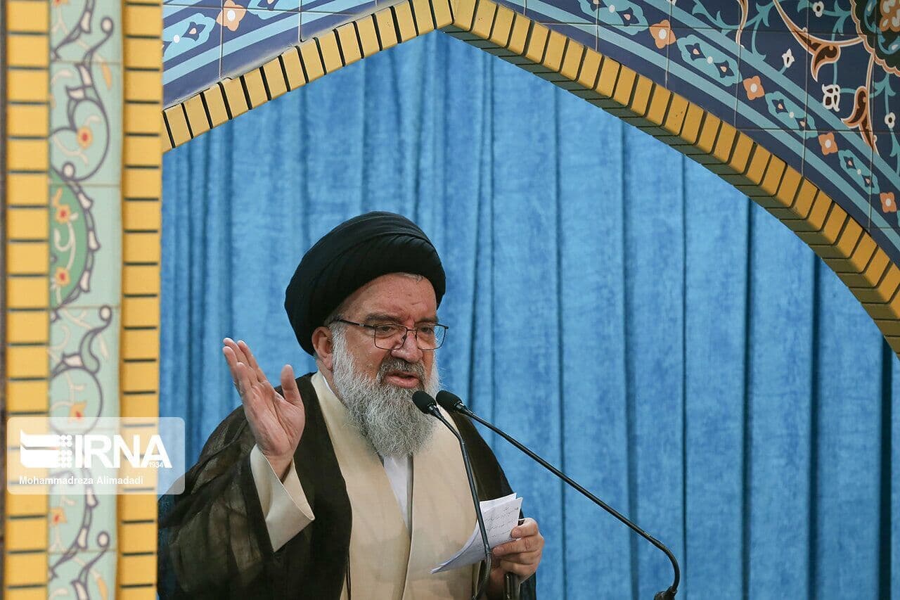 تصویر خبر: آیت الله خاتمی: ایران خار چشم و استخوان در گلوی آمریکا است