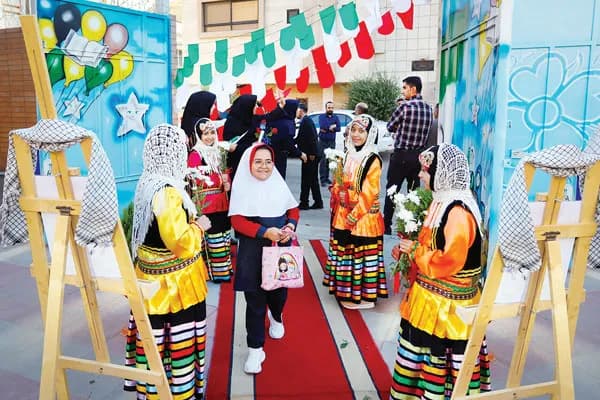 تصویر خبر: افزایش مزایای فرهنگیان و تاکید بر استمرار آموزش حضوری از مهرماه