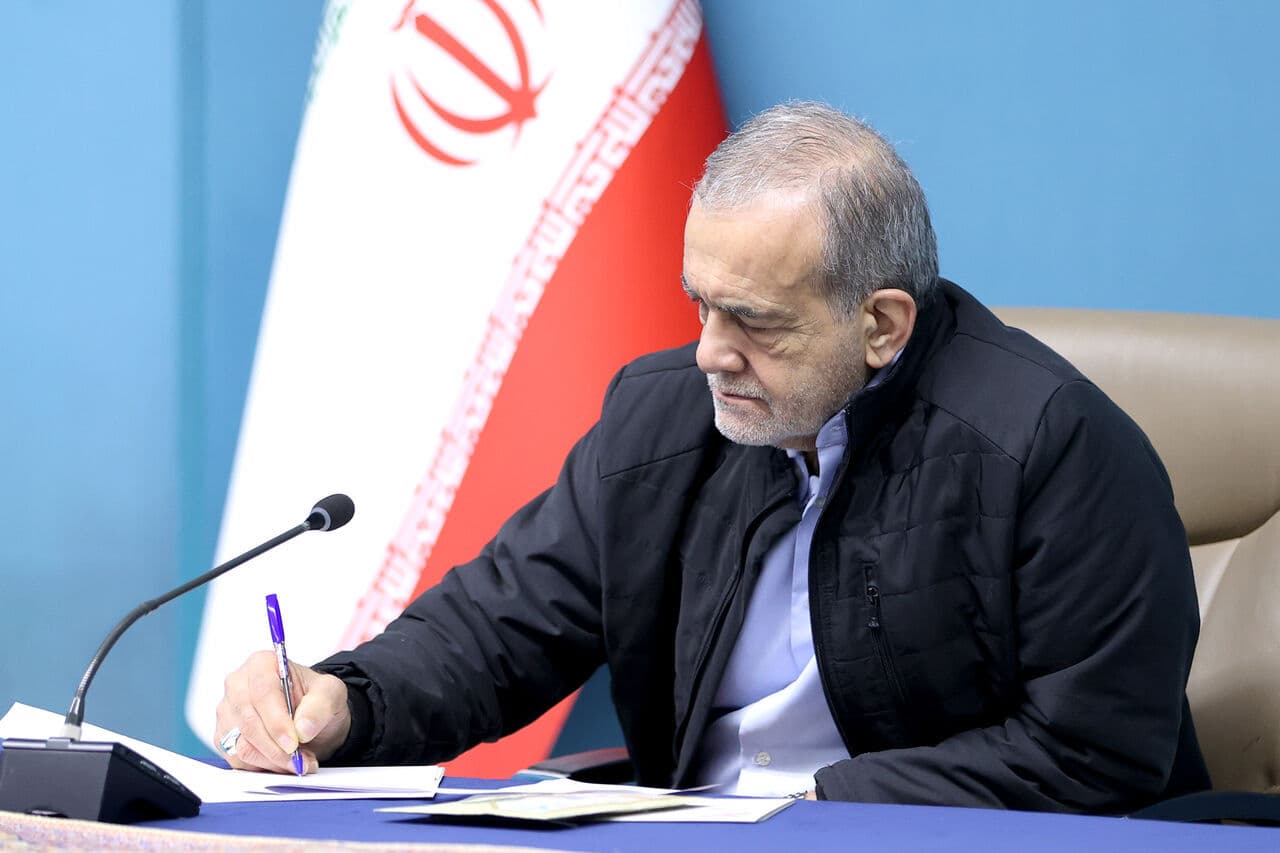 تصویر خبر: پزشکیان: خاک می‌خوریم اما خاک نمی‌دهیم
