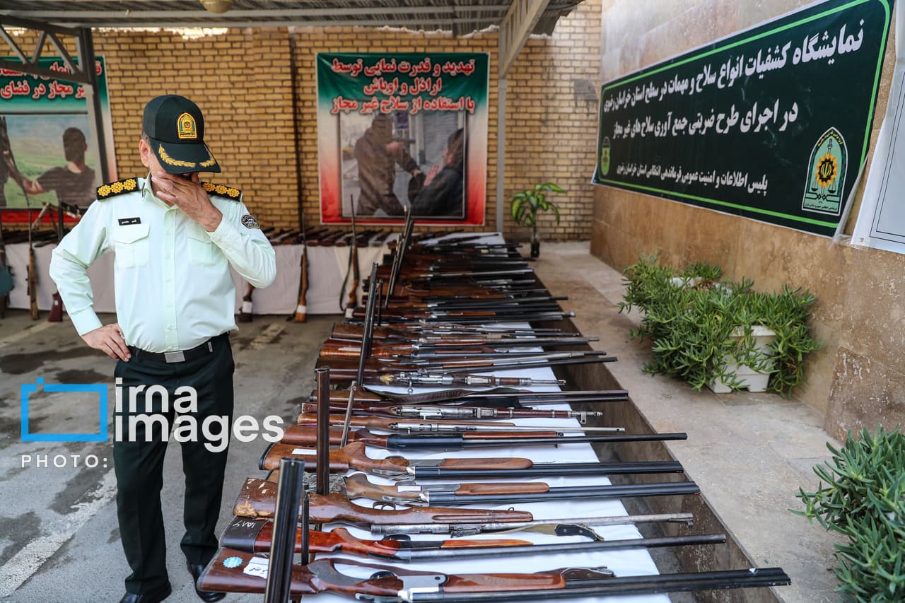تصویر خبر: افتتاح نمایشگاه کشفیات سلاح و مهمات غیرمجاز در مشهد
