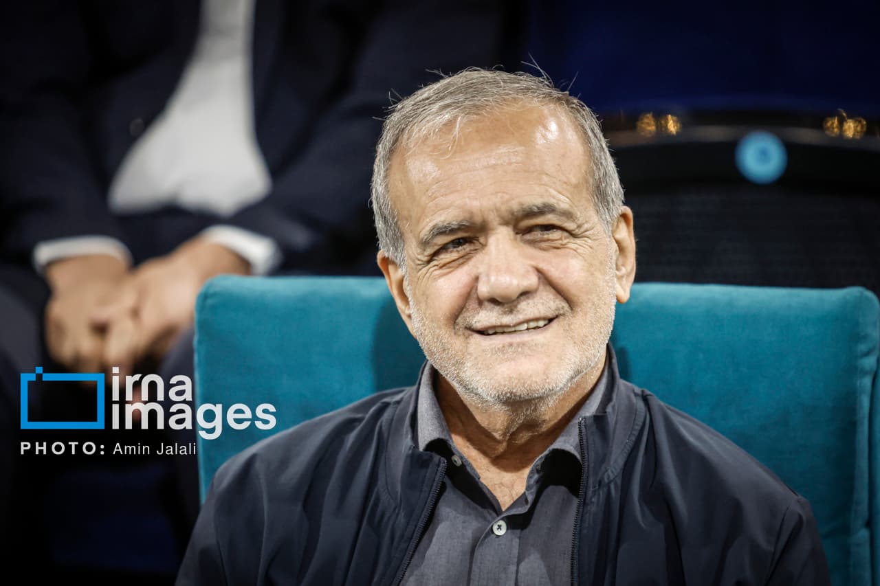 تصویر خبر: رئیس‌جمهور: همه با هم باشیم، ایرانِ قدرتمند می‌سازیم