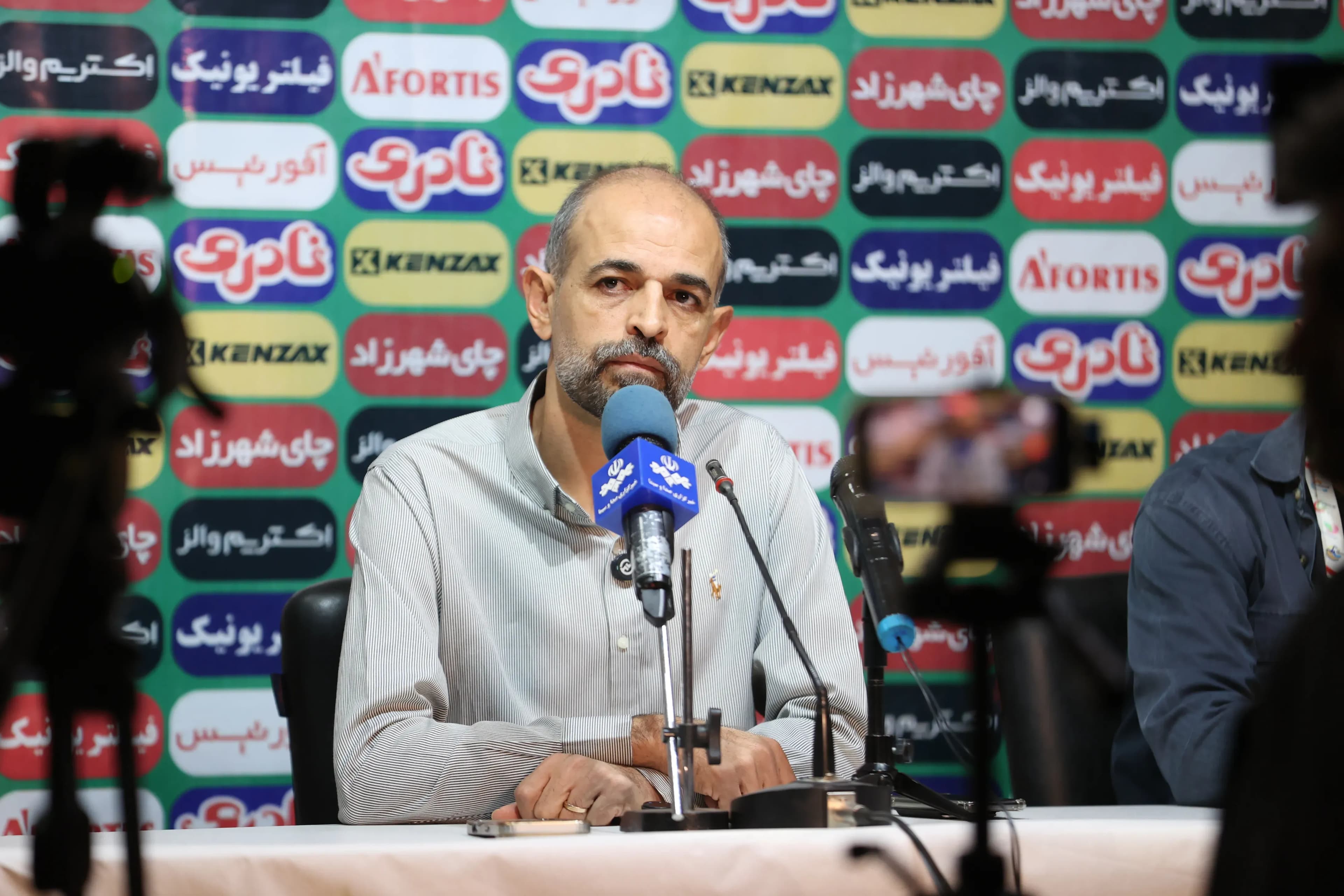 تصویر خبر: نویدکیا: مدافع سپاهان نباید اخراج می‌شد/ با این تصاویر بهتر است VAR نداشته باشیم