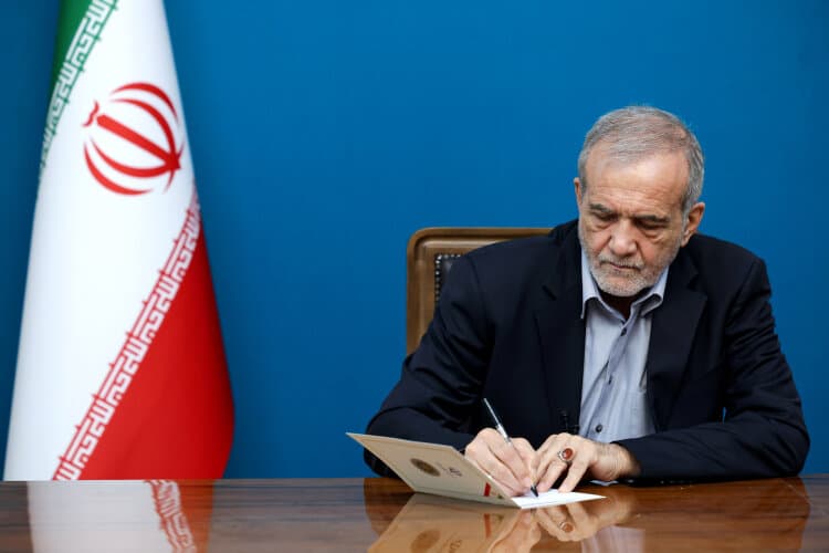 تصویر خبر: پزشکیان: خاک می‌خوریم اما خاک نمی‌دهیم