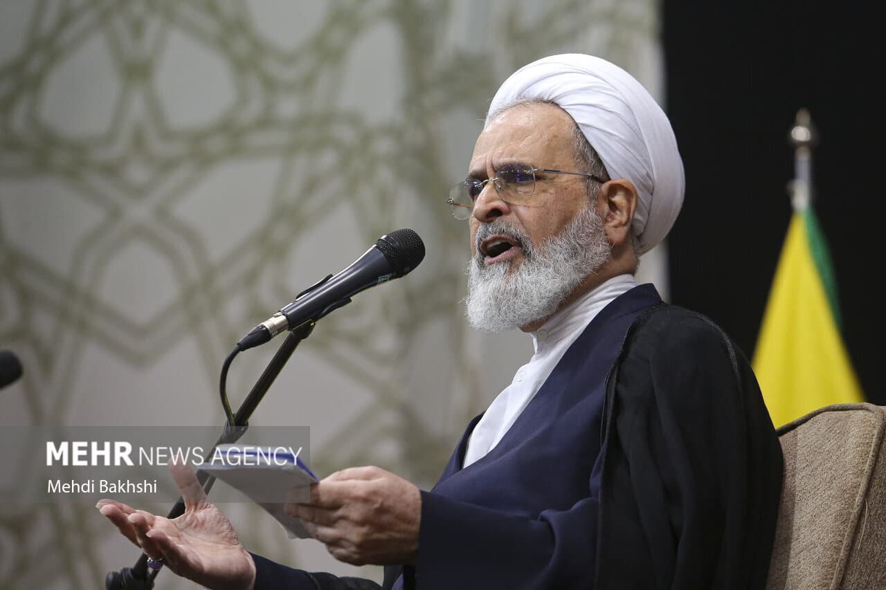 تصویر خبر: امام جمعه قم: ملت ایران در برابر منطق زور و استکبار ایستاده است