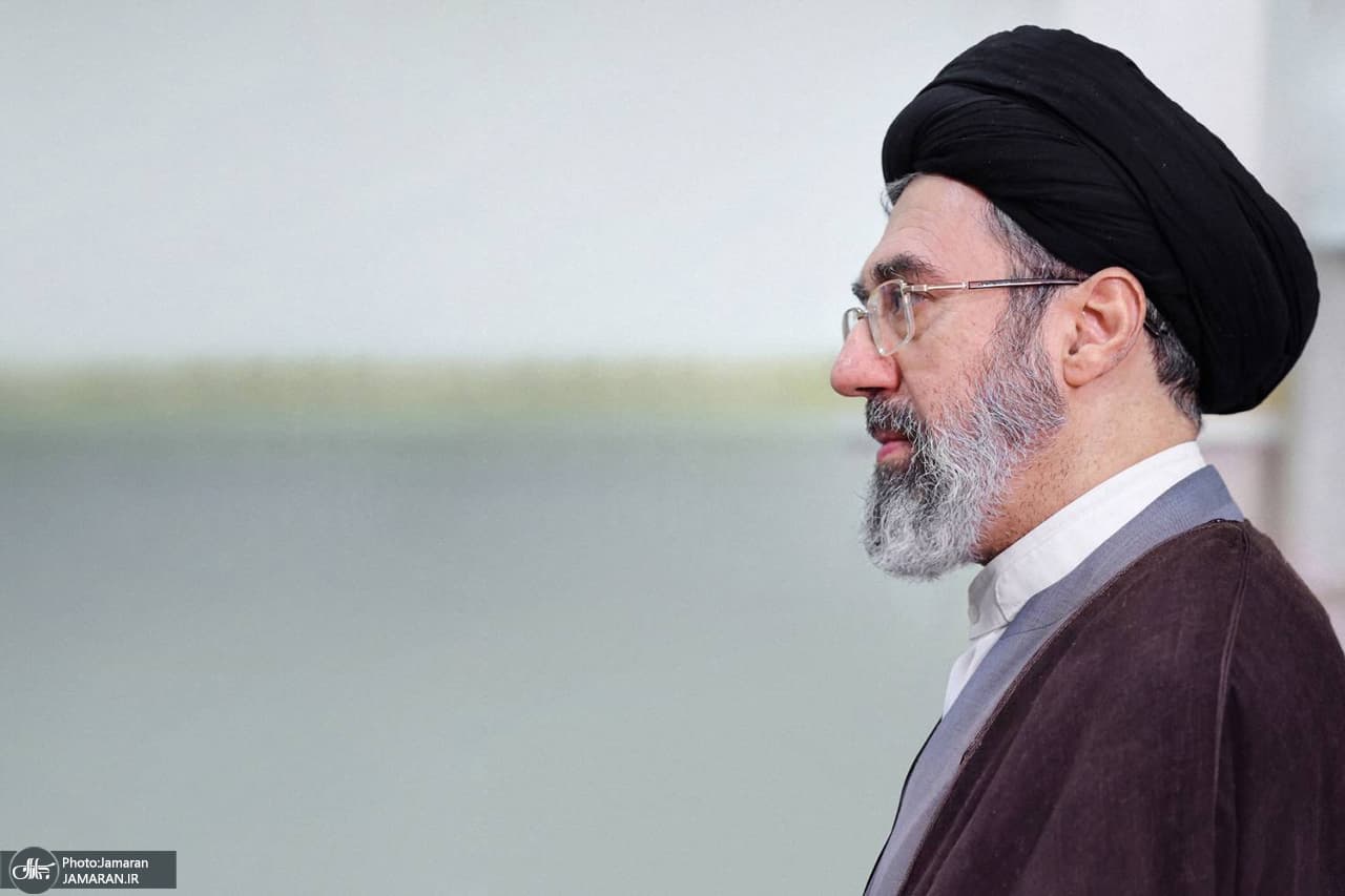 تصویر خبر: رهبر انقلاب: نیروهای فراجا با رفتار اعتمادآفرین خود اعتماد مردم را به این نهاد ارزشمند ارتقاء ببخشند/ ممکن است زحمات و فداکاری‌های حافظان امنیّت، نزدِ برخی افراد عادّی‌انگاری شود و همین مظلومیّت و گمنامی است که اجر آنان را در پیشگاه الهی افزون می‌سازد