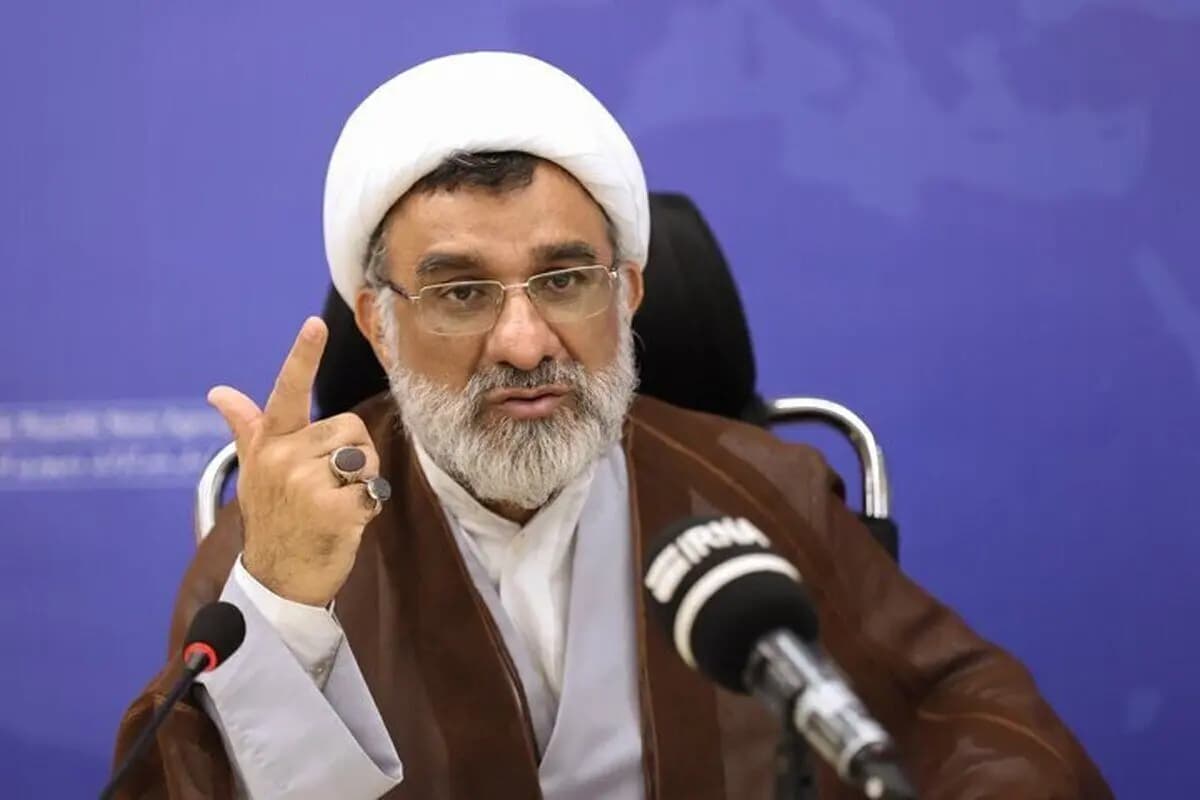 تصویر خبر: خسروپناه: قریب به اتفاق بانوانی که کشف حجاب کرده‌اند لجاجتی با حاکمیت ندارند / برهنگی دیگر سبک زندگی نیست