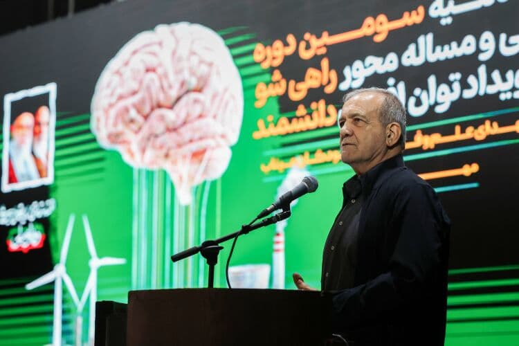 تصویر خبر: رئیس‌جمهور: دشمنان به دنبال اختلاف‌افکنی و زمین‌گیر کردن ما هستند