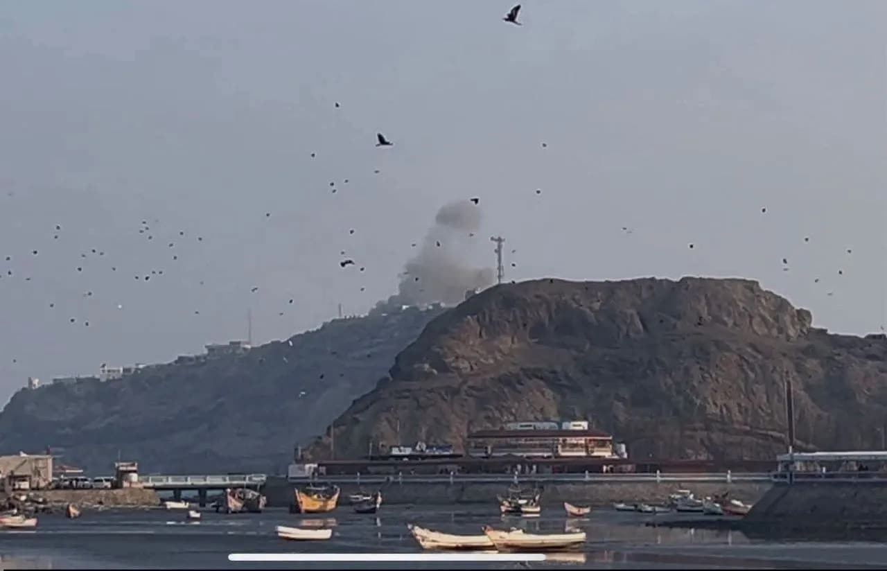 تصویر خبر: منبع نظامی یمن: مقر عملیات جنگی و انبار‌های تسلیحاتی افسران سعودی در کاخ «معاشیق» عدن هدف قرار گرفت