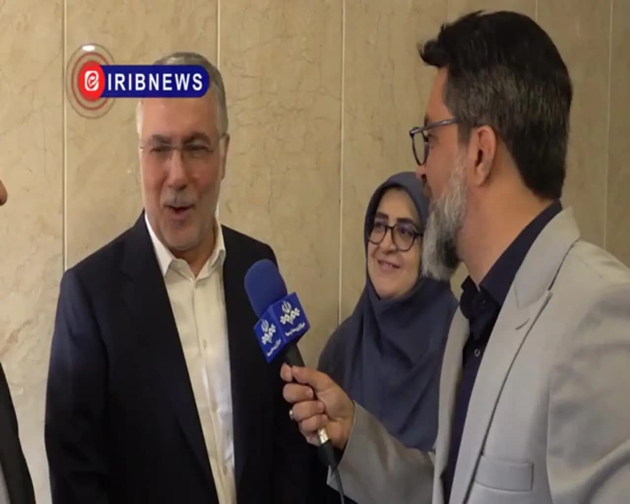 تصویر خبر: وزیر بهداشت: همین الان وزیر علوم رو می‌برم بیمارستان سرفه‌هاش زیاد شده
