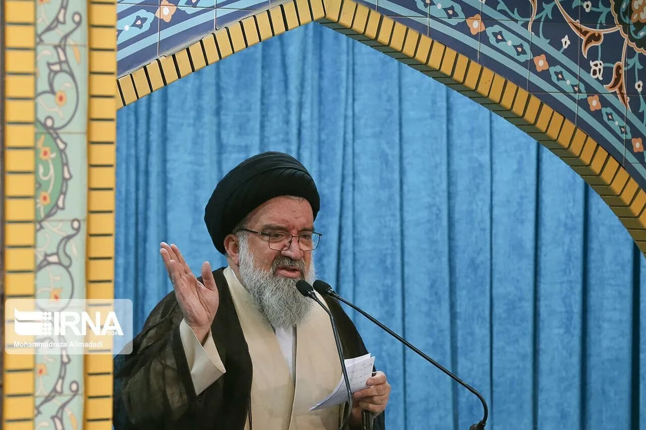 تصویر خبر: آیت الله خاتمی: ایران خار چشم و استخوان در گلوی آمریکا است