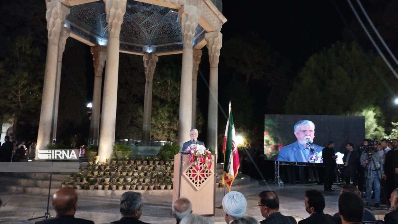 تصویر خبر: وزیر فرهنگ: حق حافظ بر زبان فارسی، سترگ و ماندگار است