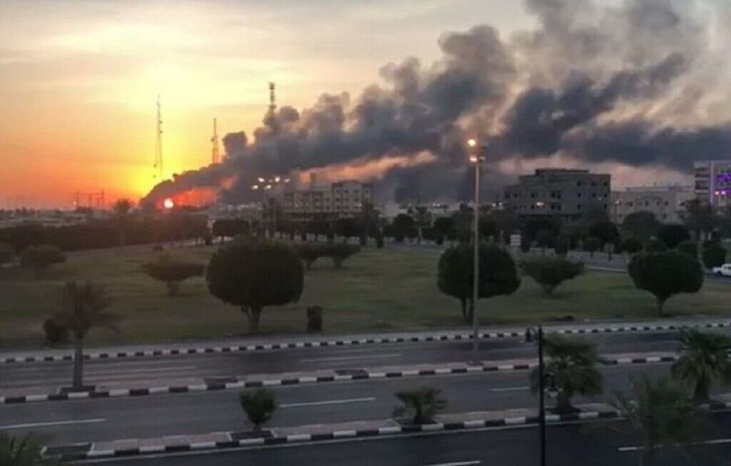 تصویر خبر: آتش جنگ در یمن مجددا شعله ور شد؛ حمله موشکی و پهپادی به مواضع عربستان/ سقوط آزاد درآمد نفتی عربستان؛ روزی ۴۰۰ میلیون دلار آب می‌رود