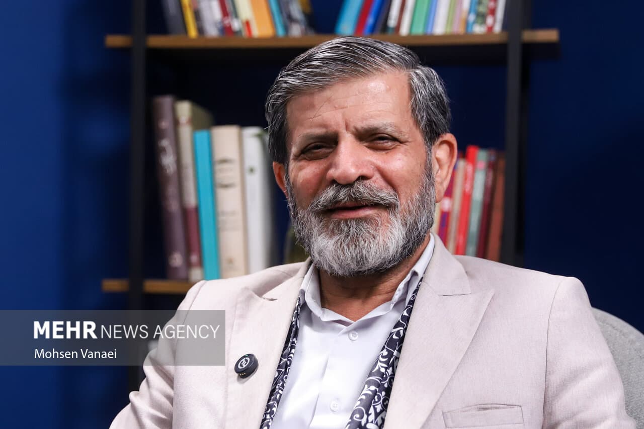 تصویر خبر: وقتی قافیه کم می‌آید، پای نظام وسط است؛شعرم وزن ندارد، تقصیر جامعه است