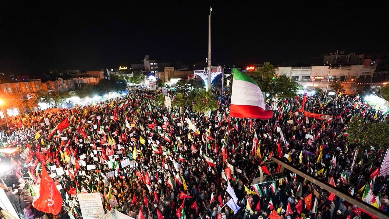 تصویر خبر: تجمع شهروندان قم در میدان توحید در حمایت از رهبری و دفاع از وطن