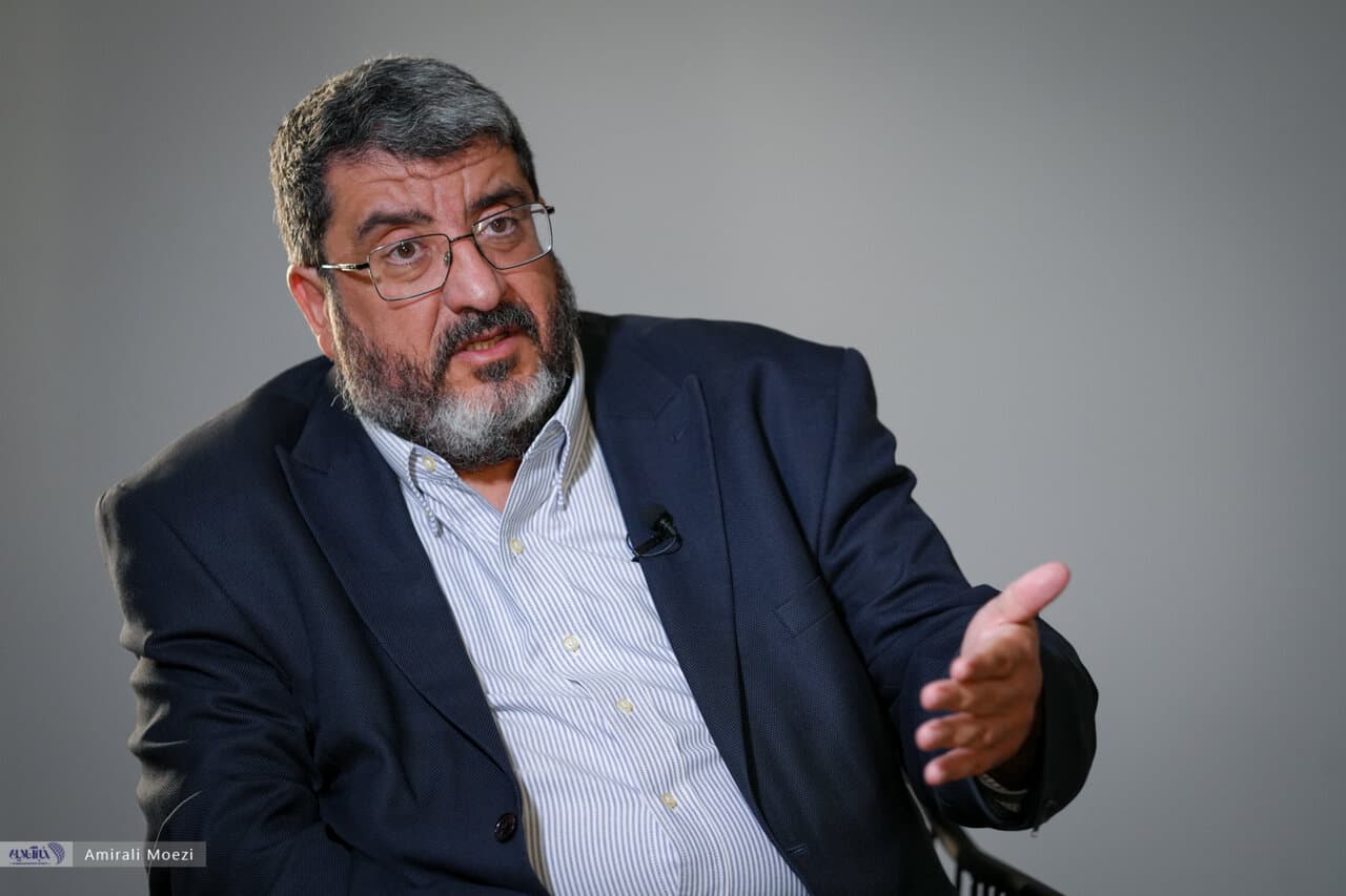 تصویر خبر: فواد ایزدی: ترامپ ممکن است برای بازگرداندن رأی‌دهندگان مردد خود به گزینه حمله نظامی متوسل شود