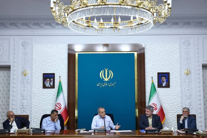 تصویر خبر: پزشکیان: از واردات بنزین بی‌نیاز شدیم/ افزایش ۵۰۰ هزار تومانی رقم کالابرگ الکترونیک حتماً اجرا خواهد شد
