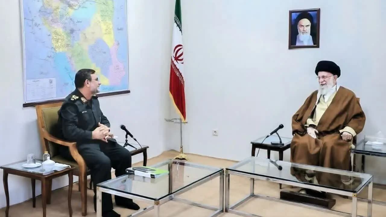 تصویر خبر: اهداي تصویر دیدارهای رهبر انقلاب و سردار تنگسیری به خانواده‌اش