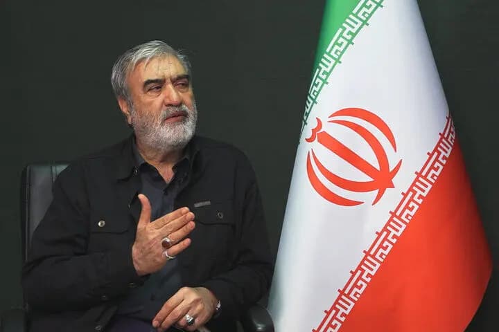 تصویر خبر: عزیزی: آقای همتی؛ در زمین چه کسی بازی می‌کنید؟