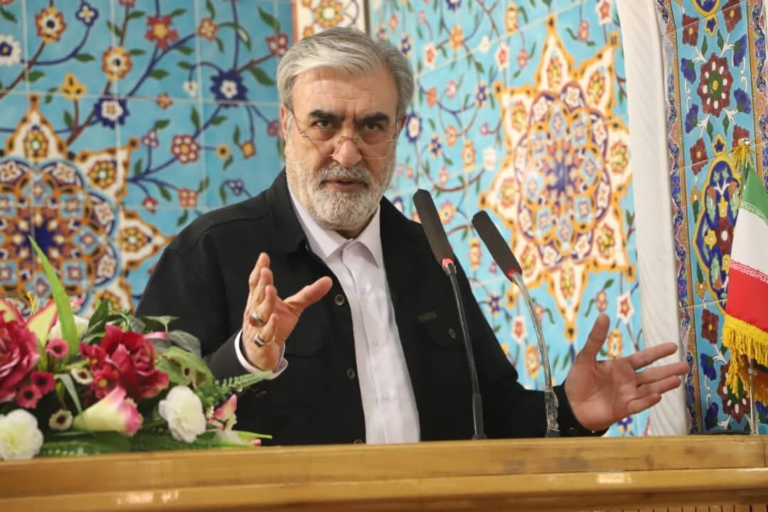 تصویر خبر: عزیزی: سه‌گانه نیروهای مسلح، ژئوپلیتیک و حضور مردم معادلات نبرد را به هم ریخت