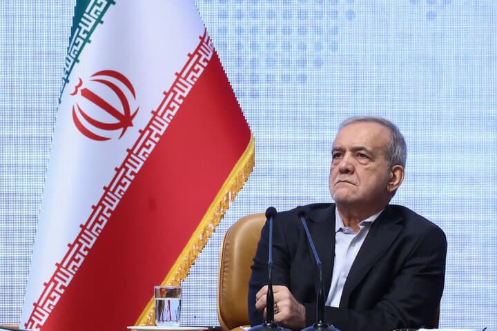 تصویر خبر: پزشکیان: زیر بار زور و قلدری نمی رویم/ آمریکا تصور نمی‌کرد با حمله‌ای که انجام داده و تحریم‌هایی که اعمال کرده، بتوانیم ایستادگی کنیم