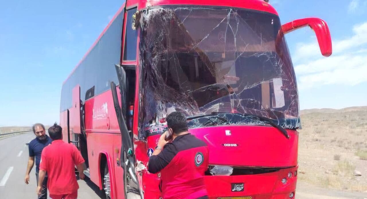 تصویر خبر: خبر جدید از تصادف تریلی با اتوبوس در محور سبزوار به تهران آمار مصدومان اعلام شد